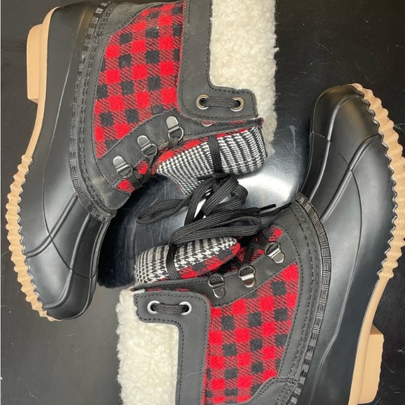 DUCK BOOTS SNAZZY RED & BLACK PLAID MAURICES 7.5 LADIES - Picture 3 of 7